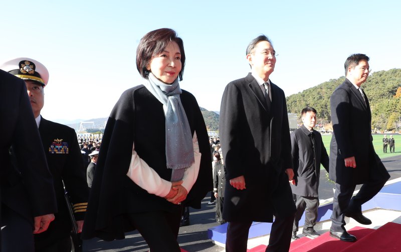 [창원=뉴시스] 차용현 기자 = 이재용 삼성전자 회장과 홍라희 삼성미술관 명예관장이 28일 경남 창원시 진해구 해군사관학교 연병장에서 열린 제139기 해군 해병대 사관후보생 수료 및 임관식에 참석하고 있다. (공동취재) 2025.11.28. photo@newsis.com