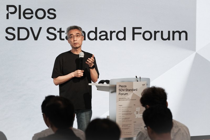 [서울=뉴시스] 20일 경기도 판교 소프트웨어드림센터 사옥에서 열린 'Pleos(플레오스) SDV 스탠다드 포럼'에서 현대차·기아 AVP본부장 송창현 사장이 발표하고 있다. (사진=현대차그룹 제공) 2025.08.20. photo@newsis.com *재판매 및 DB 금지