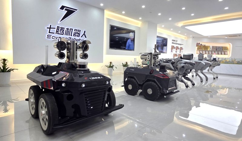 [충칭=뉴시스] 박정규 특파원 = 지난달 28일 중국 쓰촨성 충칭의 특수로봇 기업 치텅지치런(七騰機器人·세븐스로보틱스) 본사 전시관에 공개돼있는 로봇들. 2025.12.06 pjk76@newsis.com