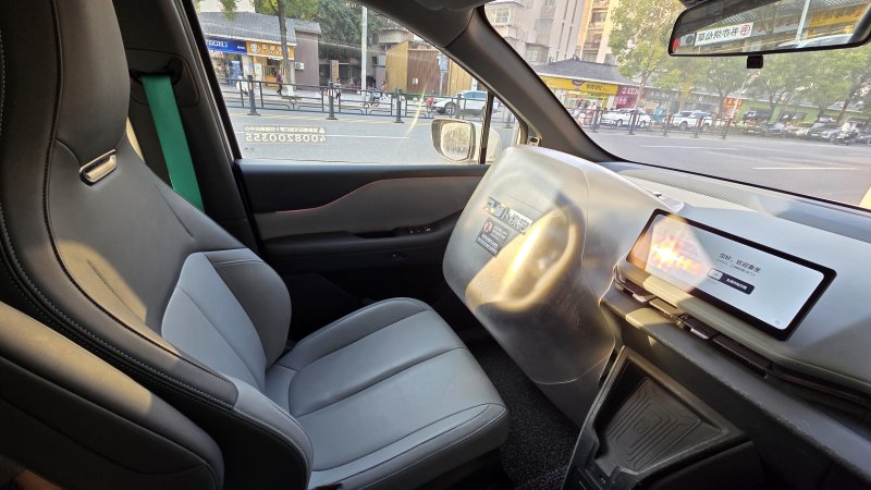 [충칭=뉴시스] 박정규 특파원 = 지난달 28일 중국 쓰촨성 충칭 융촨구에서 운행 중인 바이두즈싱(百度智行)정보기술의 자율주행 무인택시 ‘뤄보콰이파오(영문명 아폴로고)'의 운전석 모습. 2025.12.06 pjk76@newsis.com