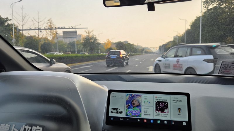 [충칭=뉴시스] 박정규 특파원 = 지난달 28일 중국 쓰촨성 충칭 융촨구에서 운행 중인 바이두즈싱(百度智行)정보기술의 자율주행 무인택시 ‘뤄보콰이파오(영문명 아폴로고)'가 앞에서 다른 차량이 끼어들자 감속하고 있다. 2025.12.06 pjk76@newsis.com