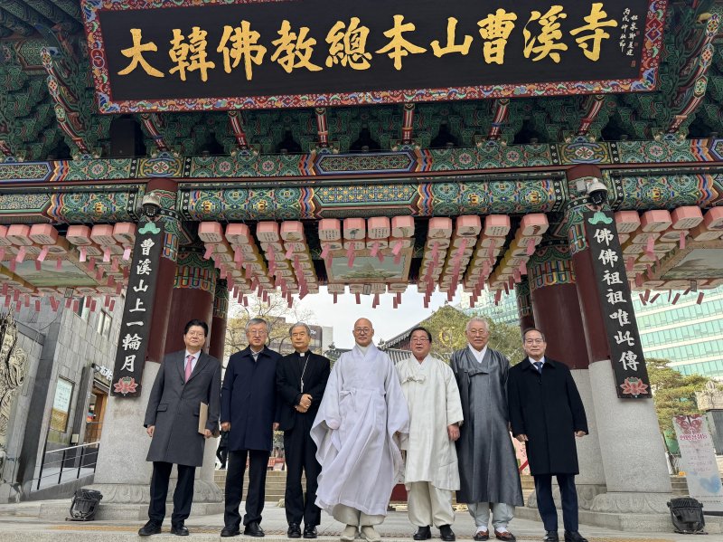 [서울=뉴시스] 2일 대한불교조계종 총무원에서 열린 한국종교지도자협의회 2025년도 제3차 임시이사회에 참석한 7대 종단 지도자들 (사진=한국종교지도자협의회 제공) 2025.12.03. photo@newsis.com *재판매 및 DB 금지