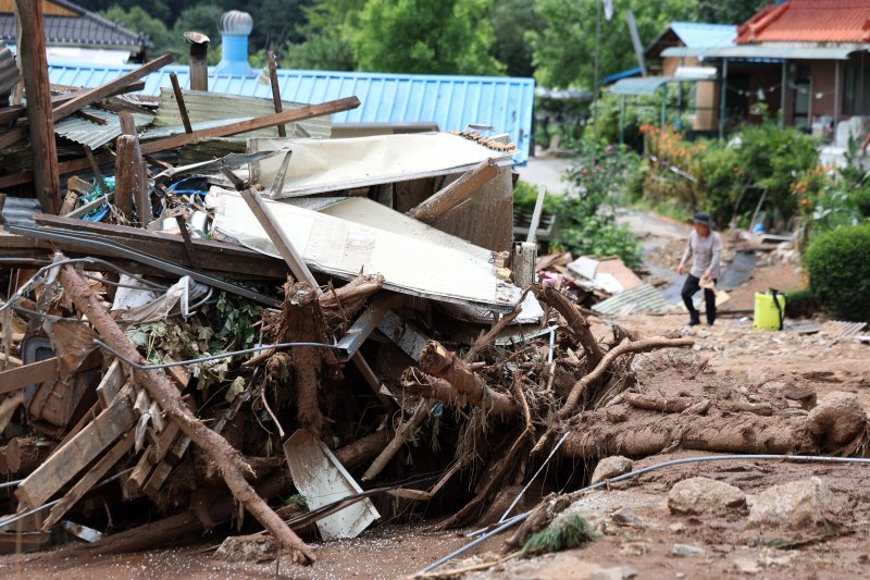 [가평=뉴시스] 김선웅 기자 = 지난 7월 21일 경기 가평군 조종면 신상3리에서 기록적인 폭우·산사태로 인한 잔해가 널브러져 있다. 2025.07.21. mangusta@newsis.com
