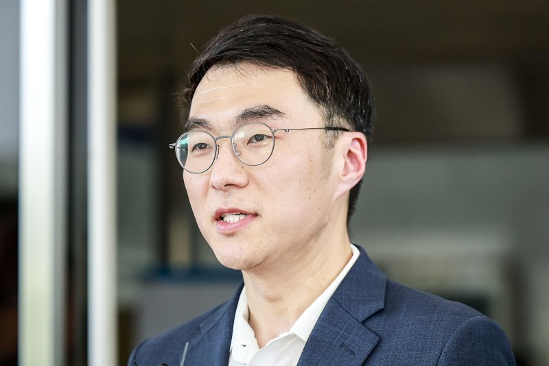 [서울=뉴시스] 정병혁 기자 = '허위 재산 신고'로 재판에 넘겨진 김남국 대통령실 국민디지털소통비서관이 21일 서울 양천구 서울남부지방법원에서 열린 항소심 선고를 마친 뒤 취재진에게 입장을 밝히고 있다. 이날 서울남부지법 형사항소3-1부(임선지 조규설 유환우 부장판사)는 위계공무집행방해 혐의로 기소된 김 비서관에 대해 1심과 같이 무죄를 선고했다. 2025.08.21. jhope@newsis.com