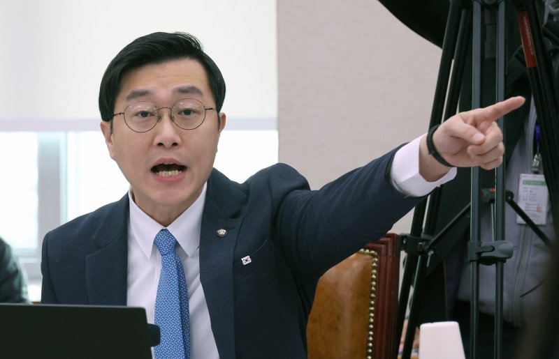 [서울=뉴시스] 김금보 기자 = 성추행 의혹에 대해 경찰 조사를 받는 장경태 더불어민주당 의원이 3일 서울 여의도 국회에서 열린 전체회의에서 신동욱 국민의힘 의원의 관련 발언에 대해 항의하고 있다. 2025.12.03. kgb@newsis.com