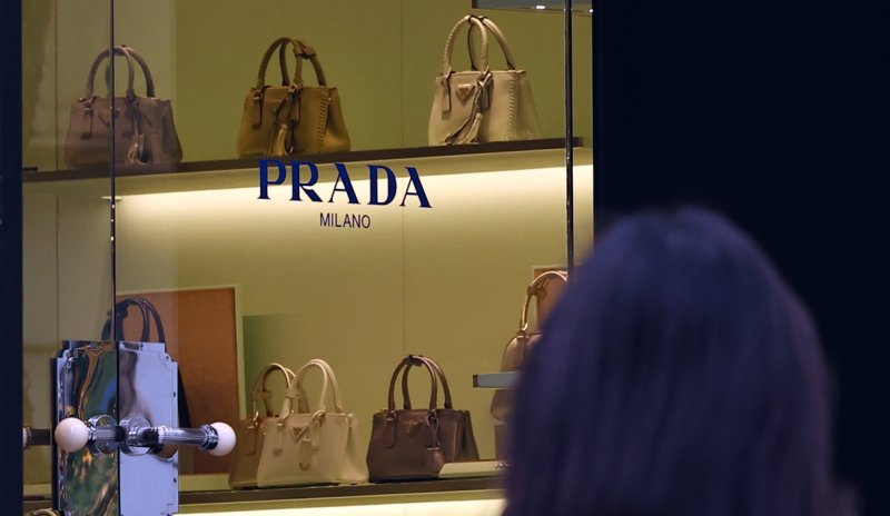 [서울=뉴시스] 최진석 기자 = 서울 프라다 매장의 모습. 2025.11.24. myjs@newsis.com