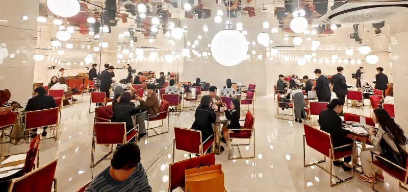 연말을 앞두고 캉카스백화점 로비가 대기 고객들로 붐비고 있다. *재판매 및 DB 금지