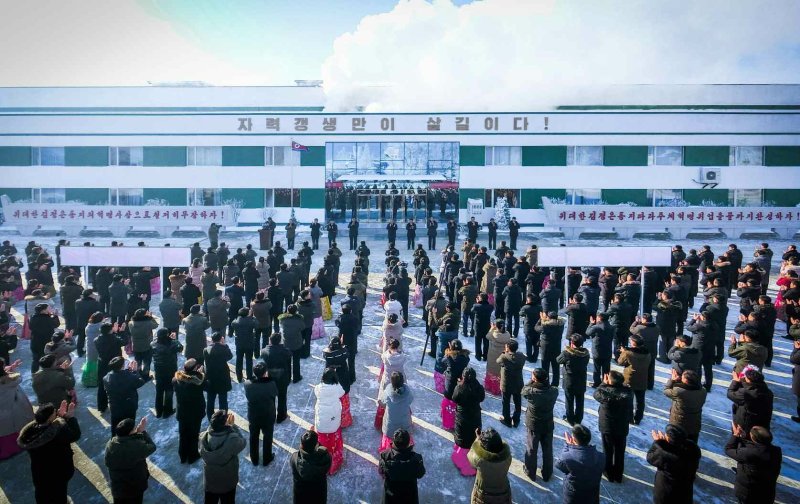 (평양 노동신문=뉴스1) = 북한 노동당 기관지 노동신문은 6일 "대동강 기슭에 일떠선 민들레 종이공장이 훌륭히 개건됐다＂라면서 ＂준공식이 지난 5일 현지에서 진행됐다＂라고 보도했다. [국내에서만 사용가능. 재배포 금지. DB 금지. For Use Only in the Republic of Korea. Redistribution Prohibited] rodongphoto@news1.kr