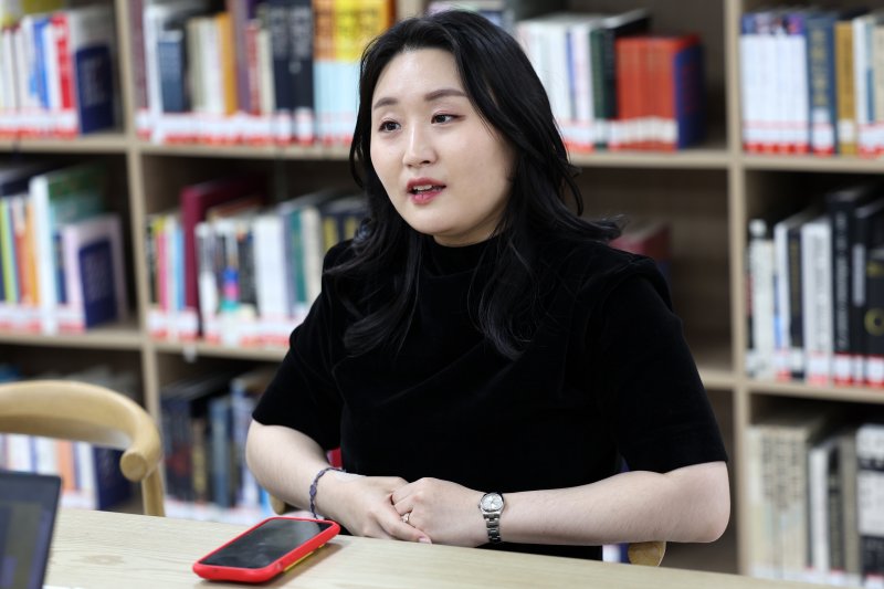 [서울=뉴시스] 박진희 기자 = 유정민 동행챔버오케스트라 악장(바이올린) 겸 변호사가 지난 3일 서울 종로구 세종문화회관에서 인터뷰를 하고 있다. 2025.12.07. pak7130@newsis.com