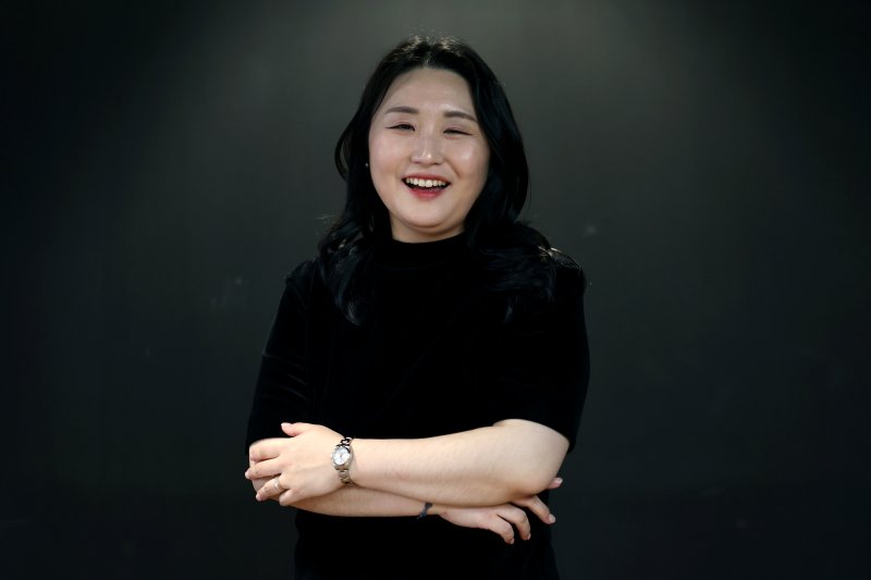 [서울=뉴시스] 박진희 기자 = 유정민 동행챔버오케스트라 악장(바이올린) 겸 변호사가 지난 3일 서울 종로구 세종문화회관에서 인터뷰를 하고 있다. 2025.12.07. pak7130@newsis.com