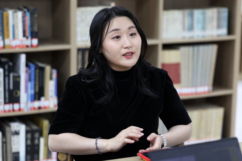 [서울=뉴시스] 박진희 기자 = 유정민 동행챔버오케스트라 악장(바이올린) 겸 변호사가 지난 3일 서울 종로구 세종문화회관에서 인터뷰를 하고 있다. 2025.12.07. pak7130@newsis.com