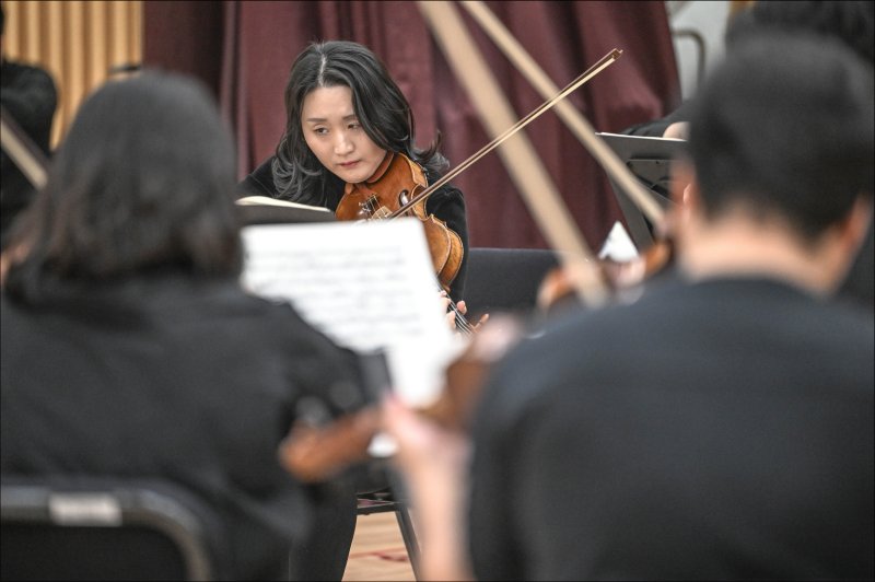 [서울=뉴시스] 동행챔버오케스트라 악장 유정민씨가 악단과 연습을 하고 있다. (사진=세종문화회관 제공) 2025.12.06. photo@newsis.com *재판매 및 DB 금지