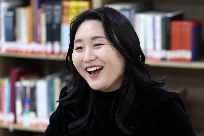 [서울=뉴시스] 박진희 기자 = 유정민 동행챔버오케스트라 악장(바이올린) 겸 변호사가 지난 3일 서울 종로구 세종문화회관에서 인터뷰를 하고 있다. 2025.12.07. pak7130@newsis.com