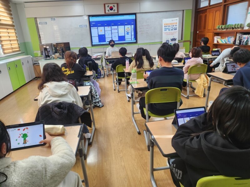 '찾아가는 AI·SW 창의융합 코딩캠프'를 진행 장면.(전남도교육청 제공, 재판매 및 DB 금지)/뉴스1