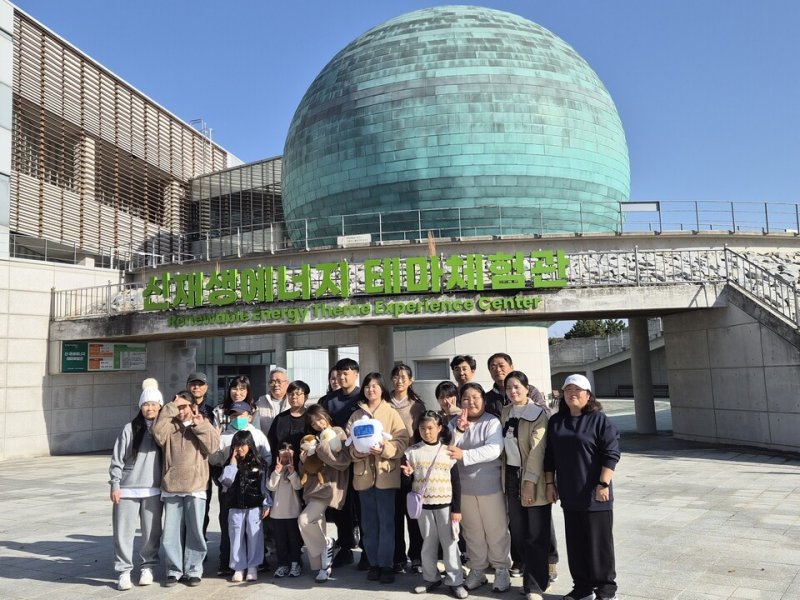 '자녀들과 함께 하는 생태가족여행' 참가 학부모와 학생들이 기념사진을 찍고 있다.(전남도교육청 제공, 재판매 및 DB 금지)/뉴스1