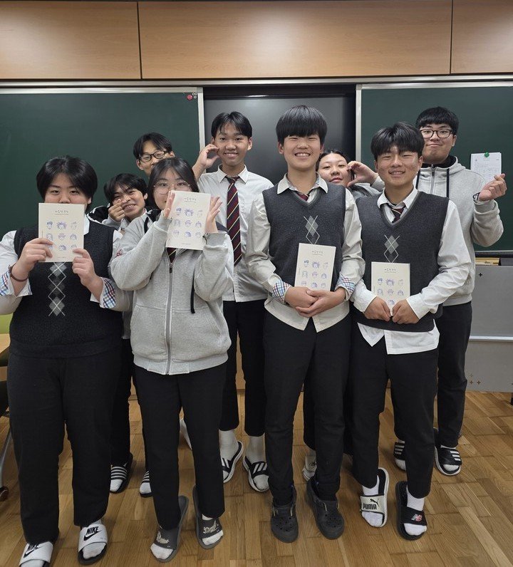 진도지산중 학생들이 '마음 한 조각' 시집을 들고 기념사진을 찍고 있다.(전남도교육청 제공, 재판매 및 DB 금지)/뉴스1