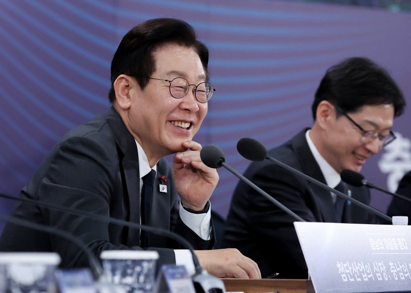 [천안=뉴시스] 고범준 기자 = 이재명 대통령이 5일 충남 천안시 한국기술교육대학교에서 열린 '충남의 마음을 듣다' 타운홀미팅에서 마무리 발언하고 있다. (대통령실통신사진기자단) 2025.12.05. bjko@newsis.com