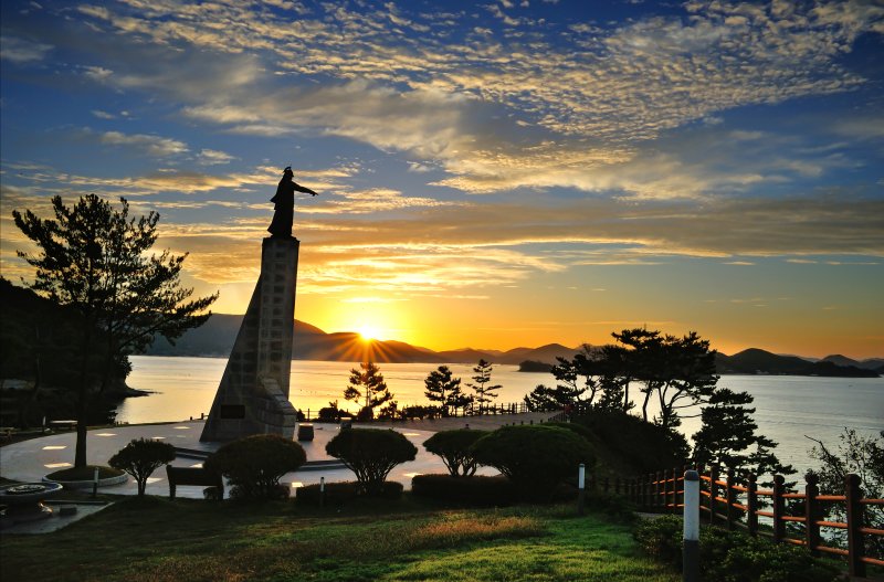 [통영=뉴시스]통영 이순신공원 해돋이.(사진=경남도 제공)2025.12.06. *재판매 및 DB 금지