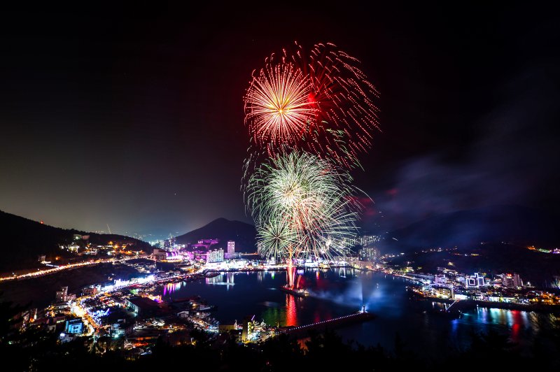 [거제=뉴시스]거제 장승포항 송년 불꽃축제.(사진=경남도 제공) 2025.12.06. *재판매 및 DB 금지