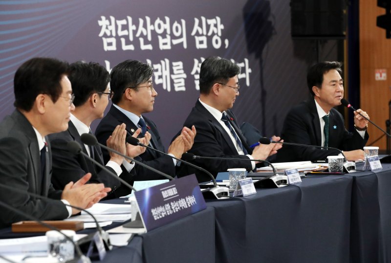 이재명 대통령이 5일 오후 충남 천안 한국기술교육대학교에서 열린 ‘충남의 마음을 담다’ 타운홀미팅 간담회에 참석한 가운데 김태흠 충남도지사가 인사를 하고 있다. 2025.12.5/뉴스1 ⓒ News1 대전충남사진공동취재단