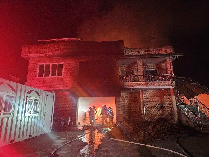 5일 오후 5시 44분쯤 경북 상주 사벌국면의 2층짜리 단독주택에서 원인을 알 수 없는 불이 났다. (경북소방본부 제공. 재판매 및 DB 금지) 2025.12.5/뉴스1