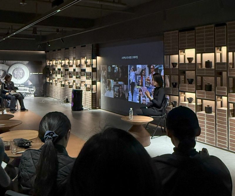 스타벅스코리아 스토어컨셉기획팀의 최지민 파트너가 지난 11월 14일 장충라운지R점에서 '공간의 구현, 브랜드 아이덴티티'를 주제로 강연하는 모습. /사진=스타벅스코리아 제공