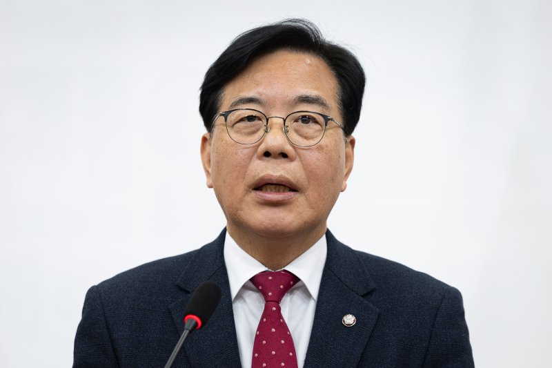 송언석 국민의힘 원내대표가 3일 서울 여의도 국회에서 기자회견을 하고 있다. 2025.12.3/뉴스1 ⓒ News1 유승관 기자