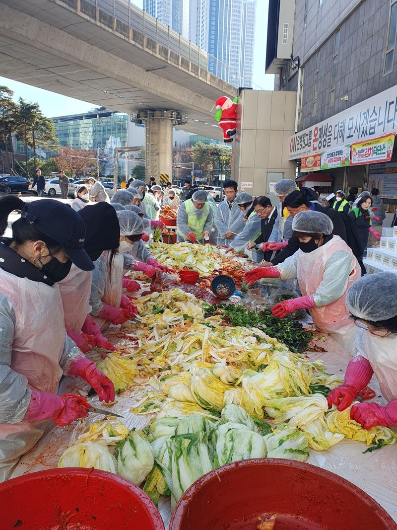 국제의료봉사단체 재단법인 그린닥터스와 온병원이 6일 부산 부산진구 당감2동 온병원 주차장에서 ‘2025년 사랑의 김장 나눔 행사’를 열어 훈훈함을 더해주고 있다. 그린닥터스 제공
