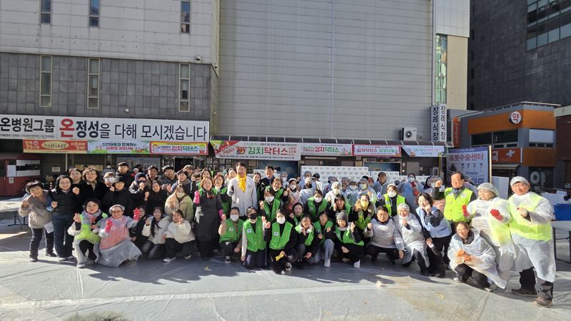 부산지역 취약계층에 전달할 '김장나눔' 행사에 참여한 그린닥터스와 온병원 의료진·봉사자들이 단체 사진을 찍고 있다. 그린닥터스 제공