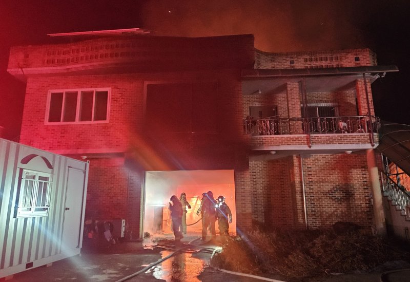 [상주=뉴시스] 상주시 사벌국면 2층 주택 화재 현장(사진= 경북소방본부 제공), 2025.12.6. photo@newsis.com