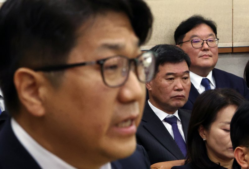 [서울=뉴시스] 김명년 기자 = 엄희준 광주고등검찰청 검사가 지난 10월 23일 오전 서울 여의도 국회 법제사법위원회에서 열린 서울고등검찰청-서울중앙지방검찰청 등에 대한 국정감사에서 질의 답변중인 문지석 광주지방검찰청 부장검사를 바라보고 있다. 2025.10.23. kmn@newsis.com