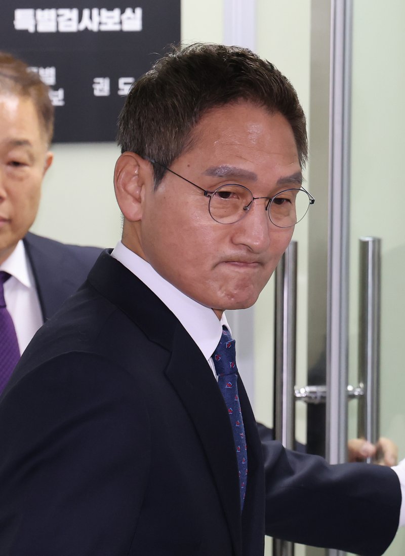 '관봉권 띠지 폐기 의혹'과 '쿠팡 퇴직금 불기소 외압 의혹'을 수사하는 안권섭 특별검사가 6일 서울 서초구에 마련된 특검 사무실에서 열린 현판식을 마친 뒤 사무실로 들어가고 있다. 2025.12.6/뉴스1 ⓒ News1 장수영 기자