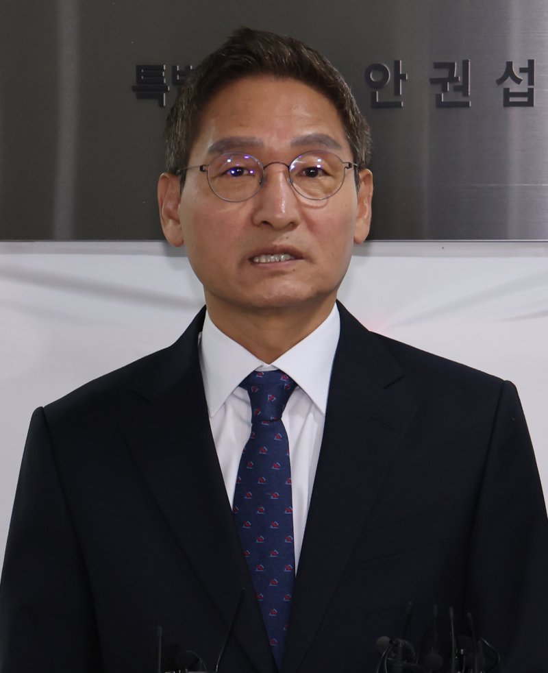 '관봉권 띠지 폐기 의혹'과 '쿠팡 퇴직금 불기소 외압 의혹'을 수사하는 안권섭 특별검사가 6일 서울 서초구에 마련된 특검 사무실에서 현판식을 마친 뒤 발언하고 있다. 2025.12.6/뉴스1 ⓒ News1 장수영 기자
