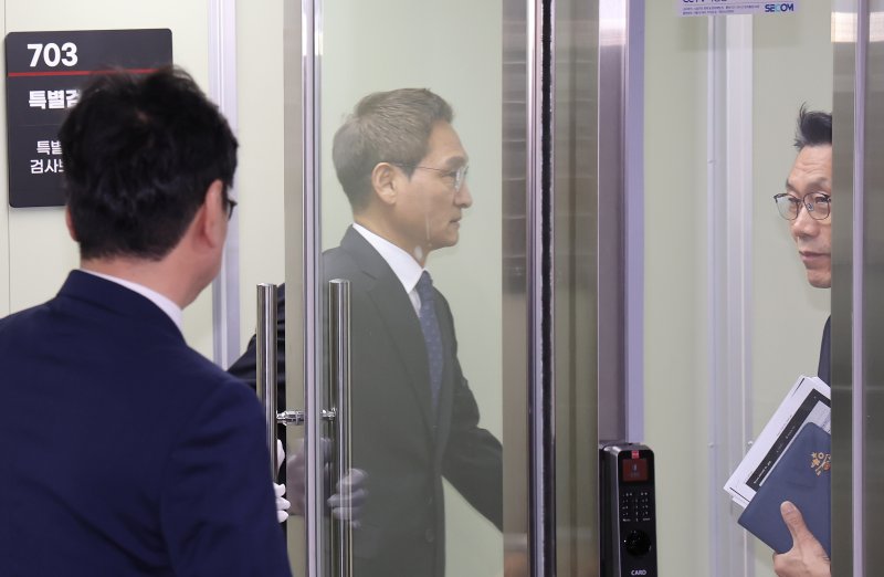 '관봉권 띠지 폐기 의혹'과 '쿠팡 퇴직금 불기소 외압 의혹'을 수사하는 안권섭 특별검사(가운데)가 6일 서울 서초구에 마련된 특검 사무실에서 열린 현판식을 마친 뒤 사무실로 들어가고 있다. 2025.12.6/뉴스1 ⓒ News1 장수영 기자