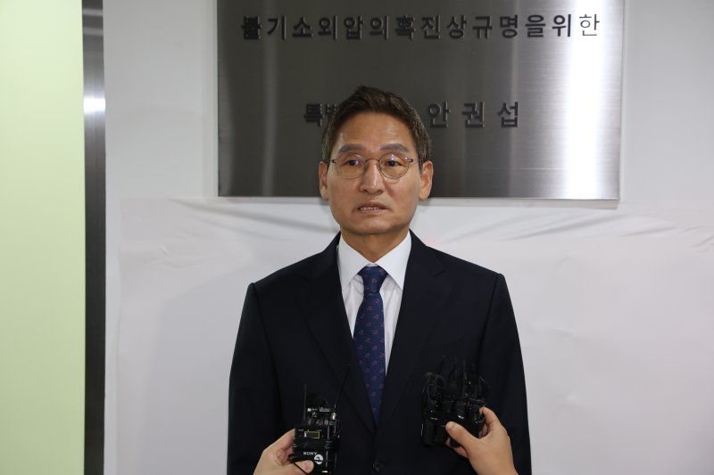 '관봉권 띠지 폐기 의혹'과 '쿠팡 퇴직금 불기소 외압 의혹'을 수사하는 안권섭 특별검사가 6일 서울 서초구에 마련된 특검 사무실에서 현판식을 마친 뒤 발언하고 있다. 2025.12.6/뉴스1 ⓒ News1 장수영 기자