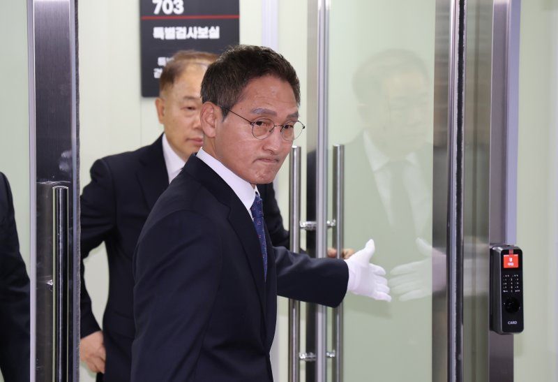 '관봉권 띠지 폐기 의혹'과 '쿠팡 퇴직금 불기소 외압 의혹'을 수사하는 안권섭 특별검사가 6일 서울 서초구에 마련된 특검 사무실에서 열린 현판식을 마친 뒤 사무실로 들어가고 있다. 2025.12.6/뉴스1 ⓒ News1 장수영 기자