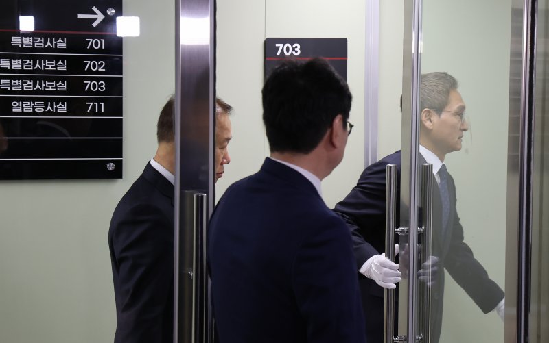 '관봉권 띠지 폐기 의혹'과 '쿠팡 퇴직금 불기소 외압 의혹'을 수사하는 안권섭 특별검사(오른쪽)가 6일 서울 서초구에 마련된 특검 사무실에서 열린 현판식을 마친 뒤 사무실로 들어가고 있다. 2025.12.6/뉴스1 ⓒ News1 장수영 기자