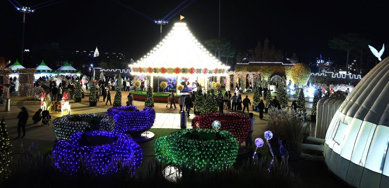 [광주=뉴시스] 2025 함평겨울빛축제가 열리는 전남 함평군 엑스포공원. (사진=함평군 제공) 2025.12.06. photo@newsis.com *재판매 및 DB 금지