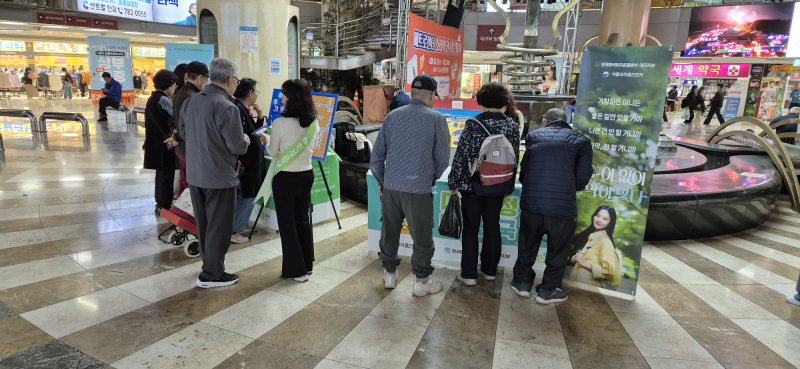 [서울=뉴시스] 최근 한국마약퇴치운동본부 대구지부(대구함께함걸음센터)는 대구 반월당 지하상가와 범어역 지하상가에서 '노(NO)마약, YES! 건강'이라는 주제로 마약류 중독 예방 참여형 부스 캠페인을 진행했다. 해당 사진은 기사와 직접 관련이 없습니다. (사진=마퇴본 대구지부 제공) 2025.11.07. photo@newsis.com *재판매 및 DB 금지