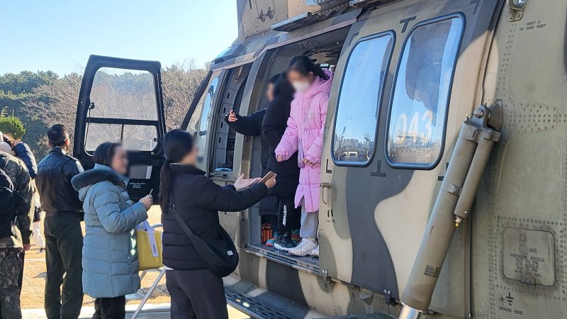 [부산=뉴시스] 육군 제53보병사단이 6일 사단 사령부 내에서 군 인식 개선을 위한 충렬 페스티벌을 개최, 부산·울산 지자체 관계자와 군인 가족 등이 행사를 즐기고 있다. (사진=제53보병사단 제공) 2025.12.06. photo@newsis.com *재판매 및 DB 금지