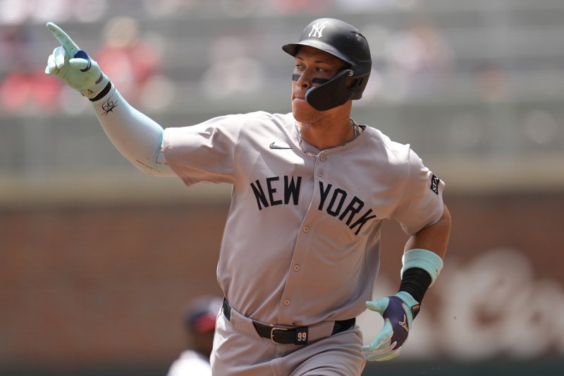 [애틀랜타=AP/뉴시스] 뉴욕 양키스의 애런 저지가 20일(현지 시간) 미 조지아주 애틀랜타의 트루이스트 파크에서 열린 2025 메이저리그 애틀랜타 브레이브스와의 경기 1회 초 1점 홈런(36호)을 친 후 세리머니하고 있다. 저지는 통산 351호를 기록해 팀 역대 순위 공동 6위가 됐고, 양키스는 4-2로 승리했다. 2025.07.21.