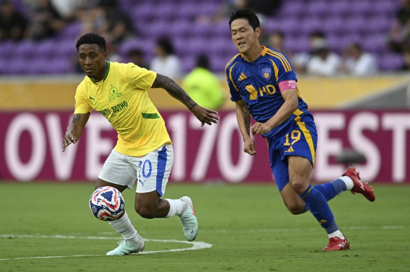 [올랜도=AP/뉴시스] 울산 현대의 김영권이 17일(현지 시간) 미 플로리다주 올랜도 인터앤코 스타디움에서 열린 2025 국제축구연맹(FIFA) 클럽 월드컵 F조 조별리그 1차전 마멜로디 선다운스(남아공)와의 경기 중 공을 쫓고 있다. 울산은 전반 36분 실점하며 0-1로 전반을 마쳤다. 2025.06.18.