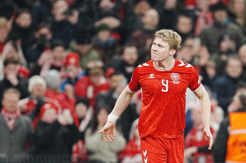 [코펜하겐=AP/뉴시스] 덴마크의 라스무스 호일룬이 20일(현지 시간) 덴마크 코펜하겐의 파르켄에서 열린 2024-25 유럽축구연맹(UEFA) 네이션스리그 8강 1차전 포르투갈과의 경기 후반 33분 선제 결승 골을 넣고 세리머니하고 있다. 덴마크는 크리스티아누 호날두가 뛴 포르투갈을 1-0으로 물리쳤다. 2025.03.21.