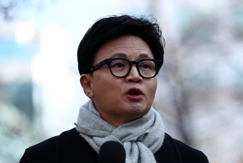 [서울=뉴시스] 김명년 기자 = 한동훈 국민의힘 전 대표가 3일 오후 서울 여의도 국회 경내에서 열린 12.3 비상계엄 1주년 기자회견에서 발언하고 있다. 2025.12.03. kmn@newsis.com