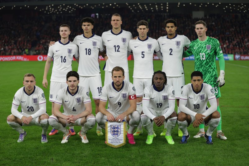 [티라나=AP/뉴시스] 잉글랜드 선수들이 16일(현지 시간) 알바니아 티라나의 아레나 콤버타레에서 열린 2026 국제축구연맹(FIFA) 북중미월드컵 유럽 예선 F조 K조 최종전 알바니아와 경기에 앞서 기념 촬영하고 있다. 해리 케인이 멀티 골을 기록한 잉글랜드가 2-0으로 승리해 8전 전승으로 본선에 직행했다. 2025.11.17.