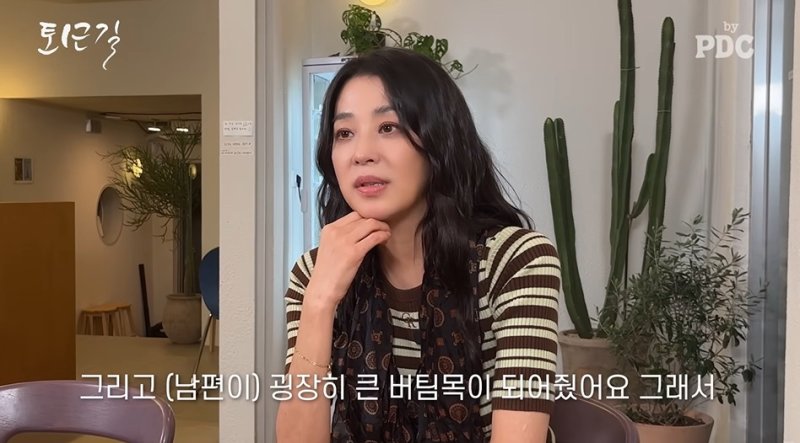 [서울=뉴시스] 지난 4일 유튜브 채널 '피디씨 by PDC'에는 배우 한고은이 게스트로 출연한 영상이 공개됐다. (사진=유튜브 채널 '피디씨' 화면 캡처) 2025.12.06. photo@newsis.com *재판매 및 DB 금지