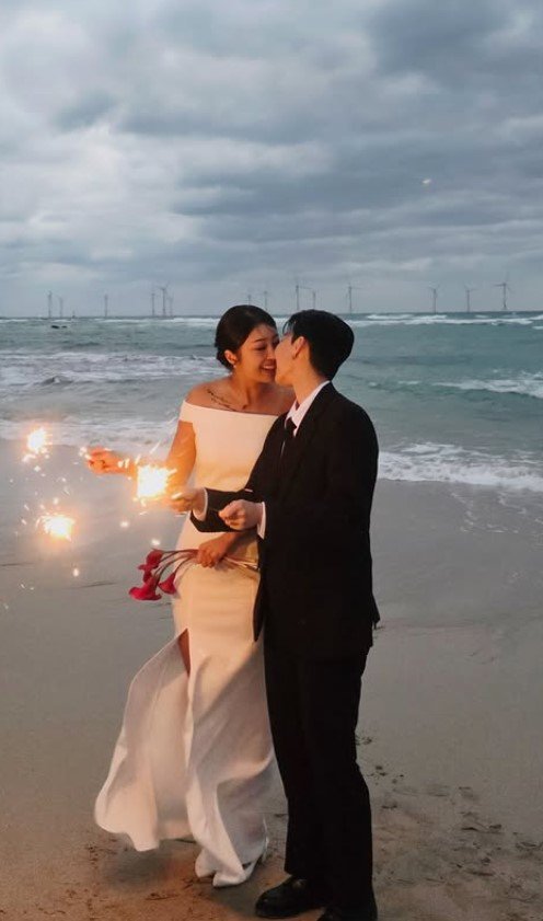 [서울=뉴시스] 채널A 예능 '강철부대W'에 출연해 얼굴을 알린 곽선희가 동성 연인과 찍은 제주 웨딩 화보를 공개했다. (사진=곽선희 인스타그램 캡처) 2025.12.06. photo@newsis.com *재판매 및 DB 금지