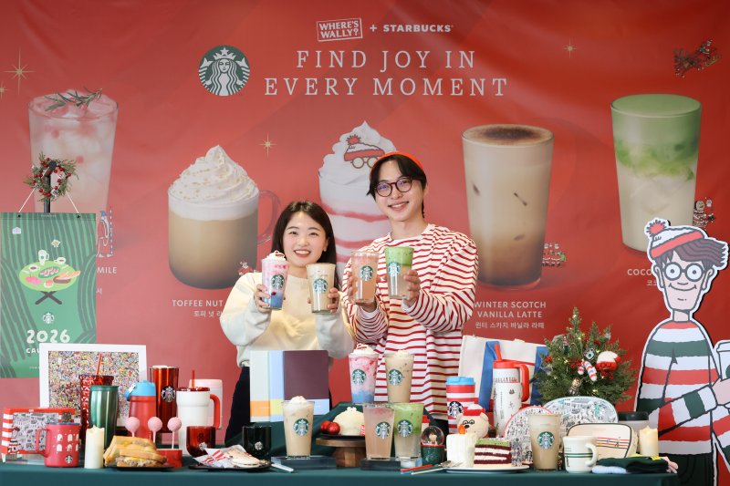 [서울=뉴시스] 황준선 기자 = 스타벅스는 이번 겨울 프로모션으로 퍼즐 그림책 시리즈인 '월리를 찾아라'와 협업해 월리 체리 푸딩 크림 프라푸치노와 코코말차, 토피 넛 라떼 등을 선보이고 월리를 찾아라 직소 퍼즐 세트를 한정 판매한다. hwang@newsis.com