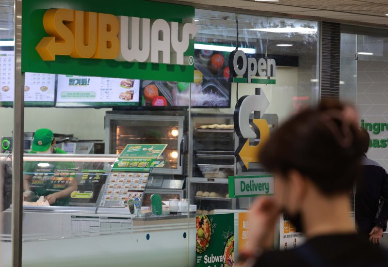 [서울=뉴시스] 고범준 기자 = 31일 서울의 한 써브웨이 매장 앞으로 시민들이 지나가고 있다. 2025.03.31. bjko@newsis.com