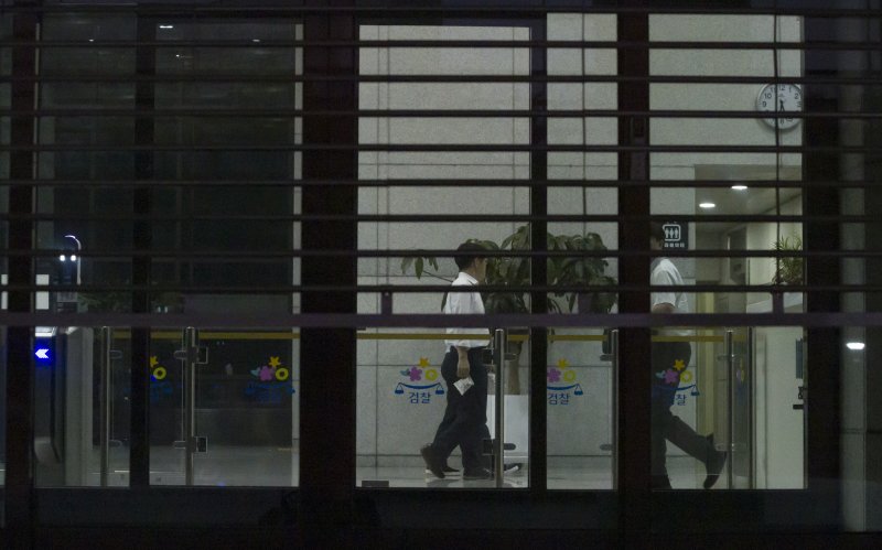 [서울=뉴시스] 김근수 기자 = 검찰청 폐지와 기획재정부 분리 등을 골자로 하는 정부조직법 개정안이 통과한 지난 9월 30일 오후 서울 서초구 대검찰청에서 닫힌 문 사이로 직원들이 오가고 있다. 2025.09.30. ks@newsis.com